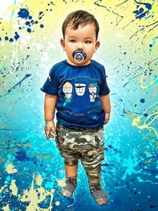 Портрет маленького мальчика в синей футболке, камуфляжных штанах и соской во рту выполнен в стиле Дрим-Арт на абстрактном жёлто-синем фоне, художник Юлия