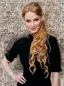 Портрет девушки блондинки с косой и в чёрном платье в стиле мозаика, художник Анна