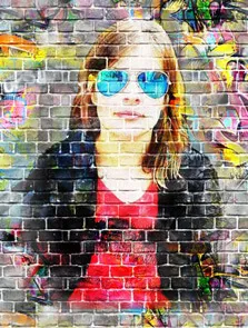 Портрет в стиле Граффити девушки в синих очках авиаторах, художник Анна
