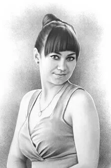 Портрет девушки в платье с открытыми плечами написан серым карандашом, художник Александра