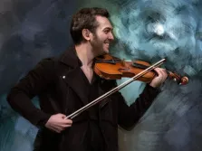 Маслом, художник Александра, мужчина со скрипкой на абстрактном фоне