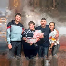 Семейный портрет Под масло: молодой человек, женщина, мужчина и девушка изображены на абстрактном однотонном фоне, художник Александра 