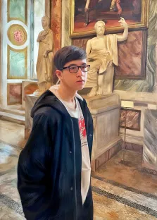 Детский портрет Под масло, мальчик в темной куртке и очках на фоне музейных экспонатов, художник Юлия 