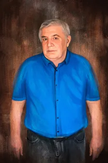 Портрет мужчины в синей рубашке с короткими рукавами исполнен Под масло, художник Павел 