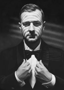 Портрет мужчины в смокинге в стиле Под масло в чёрно-белых красках, художник Антонина