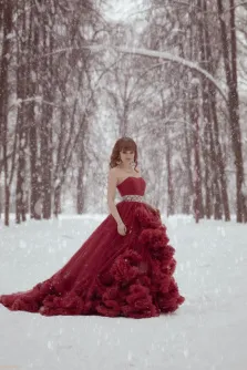 Девушка в длинном красном платье в снежном лесу, портрет Под масло, художник Александра 