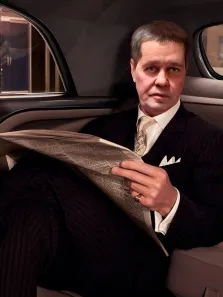 Портрет мужчины в смокинге, с газетой в руках на заднем сидении автомобиля, стиль В образе, художник София 